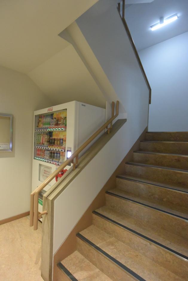 階段：自動販売機