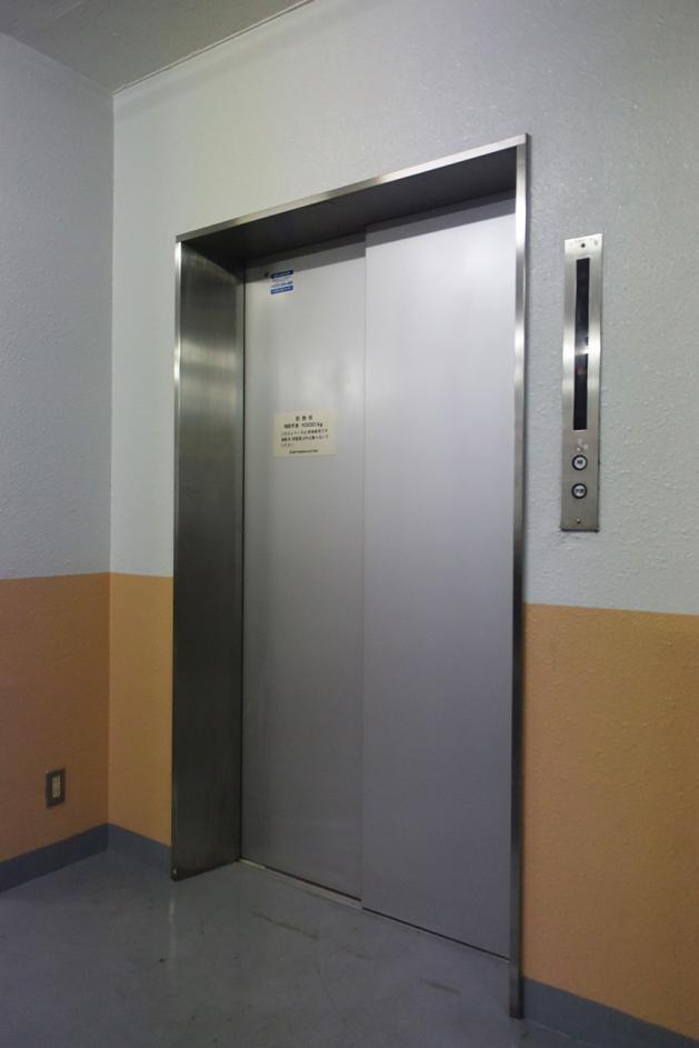 人荷用エレベーター