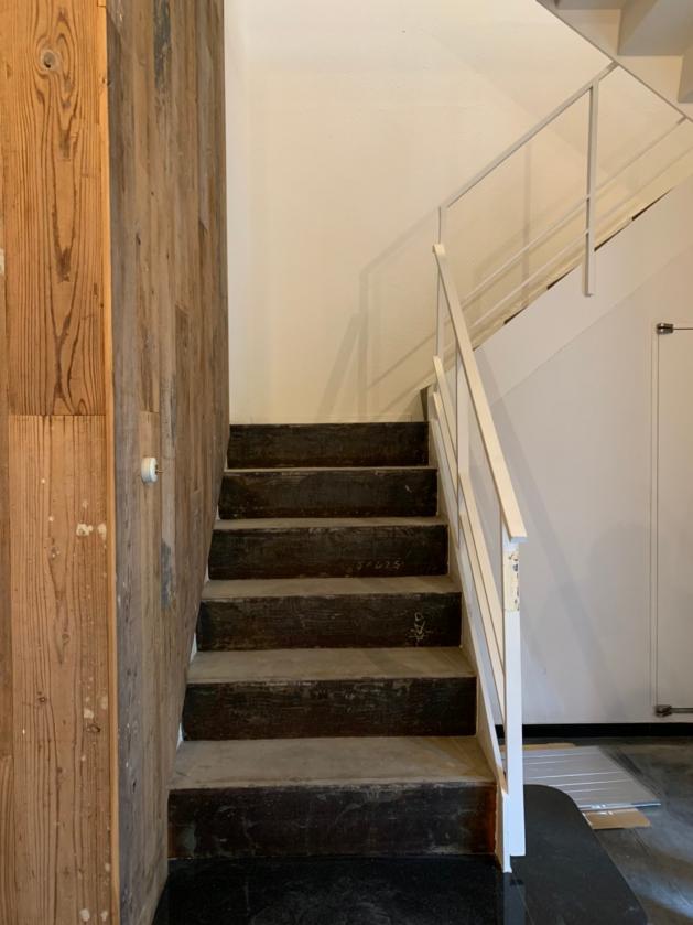 1階エントランス階段